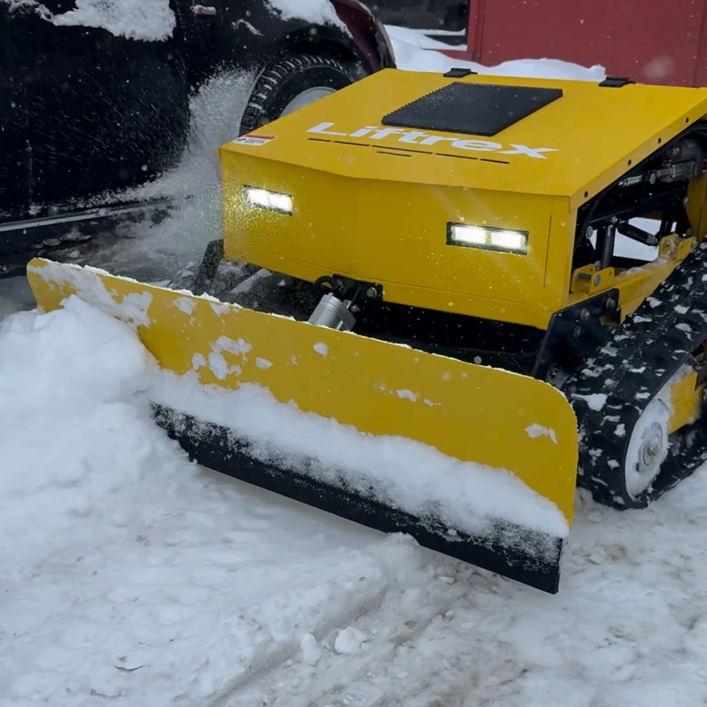 jekpo-liftrex-sniego-robotas-su-pultu-sniego-technika