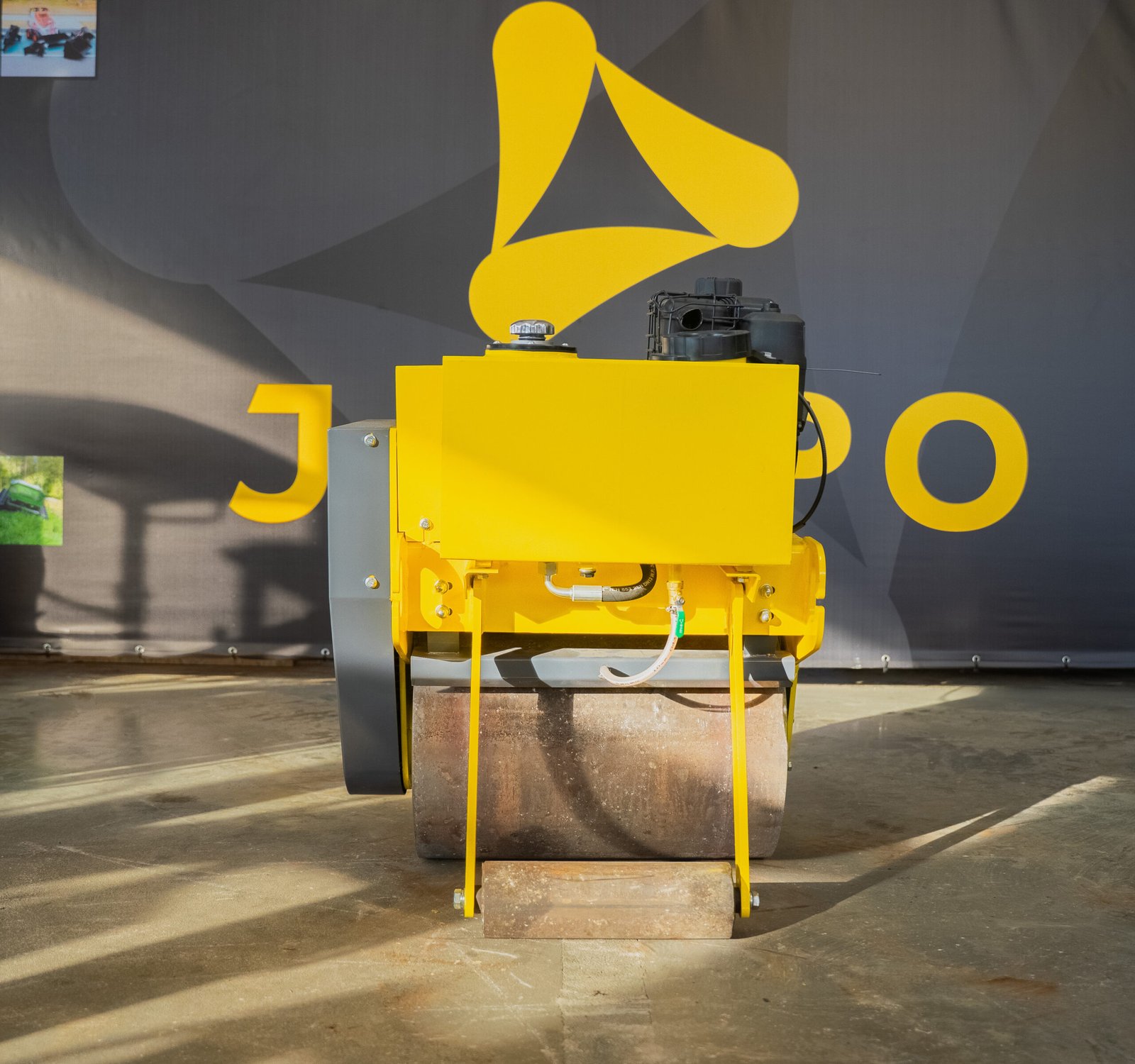 vibrovolas trinkelėms su 600 mm darbo pločiu