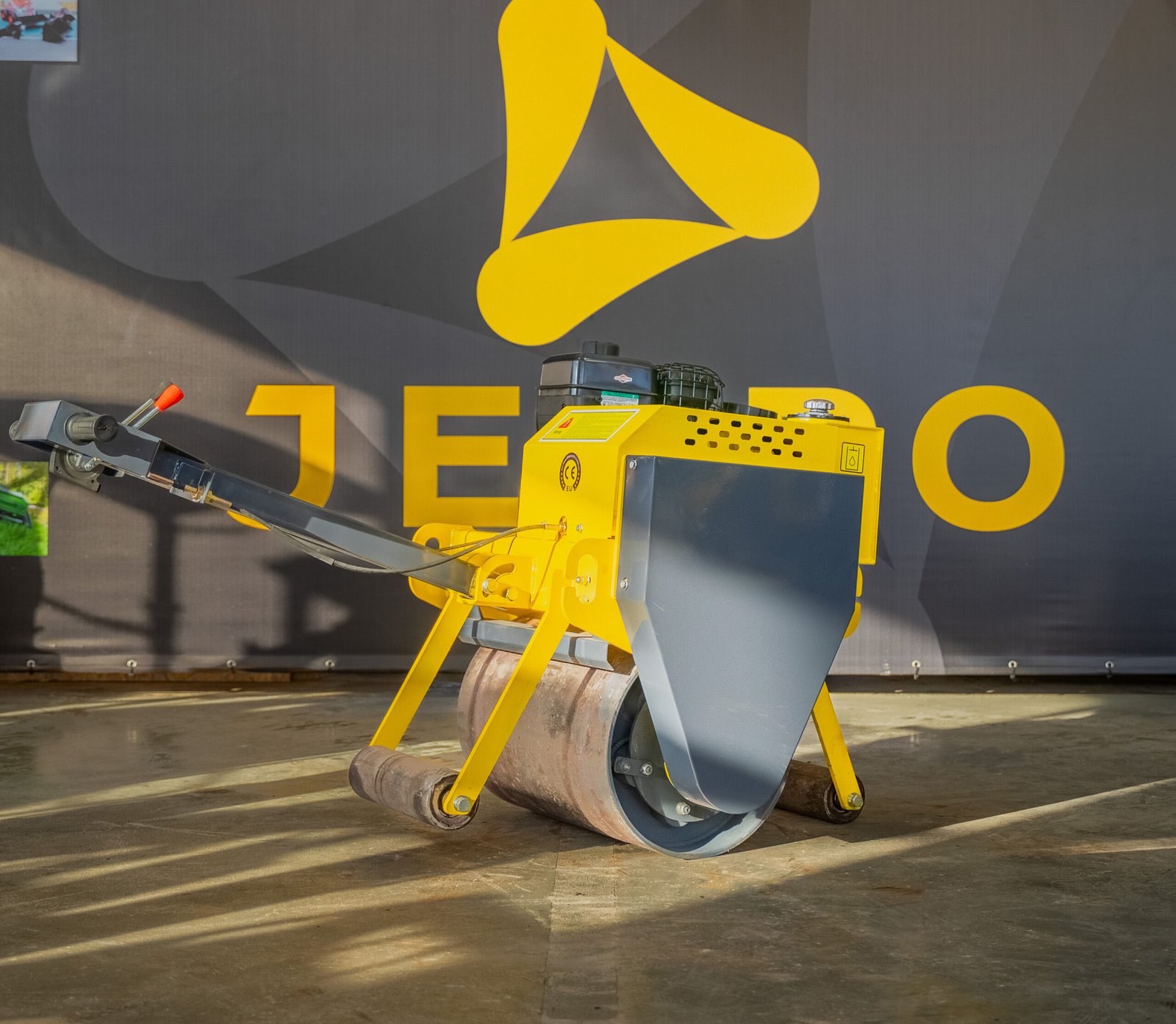 vibrovolas trinkelėms ir asfaltui 20 kN vibracijos jėga