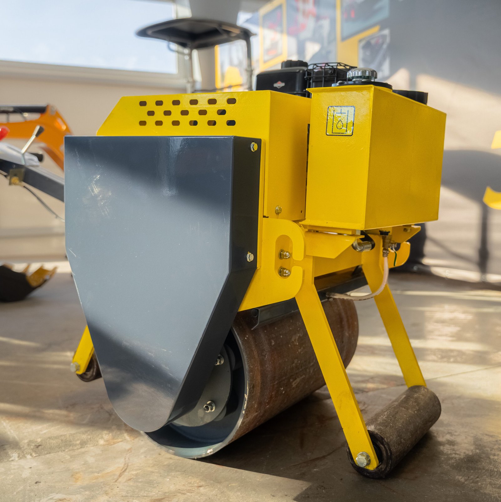 vibrovolas trinkelių pagrindo tankinimui 320 kg svorio