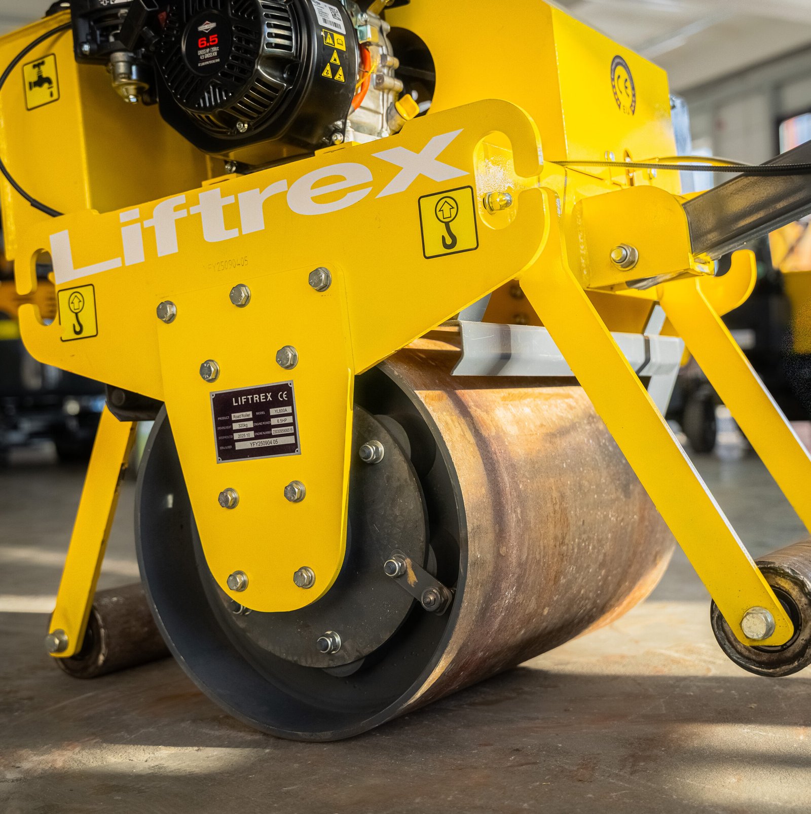 vibrovolas trinkelių pagrindo tankinimui 320 kg svorio