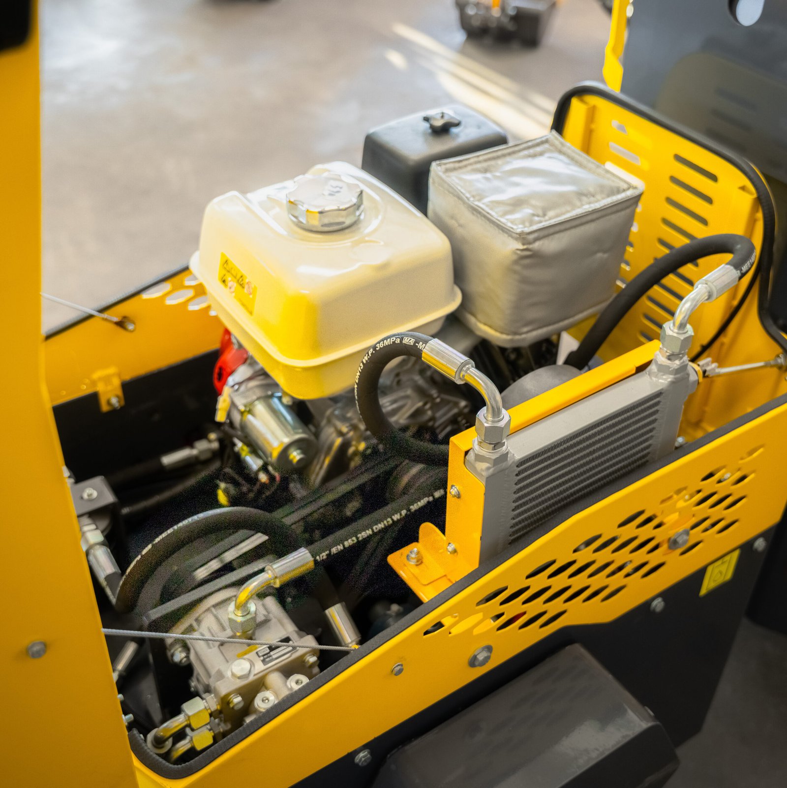 Honda GX390 variklis LIFTREX YF700S vibrovole – atidarytas gaubtas