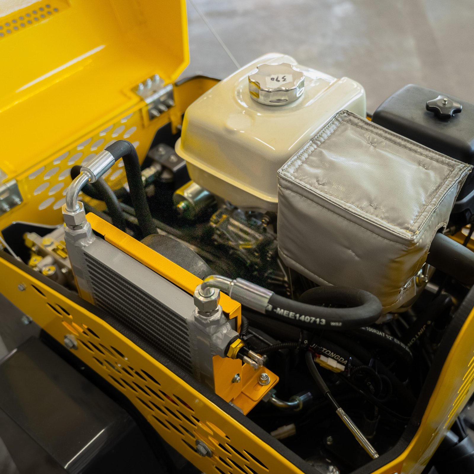 LIFTREX YF700S vibrovolas – variklio ir aušinimo sistemos detalė