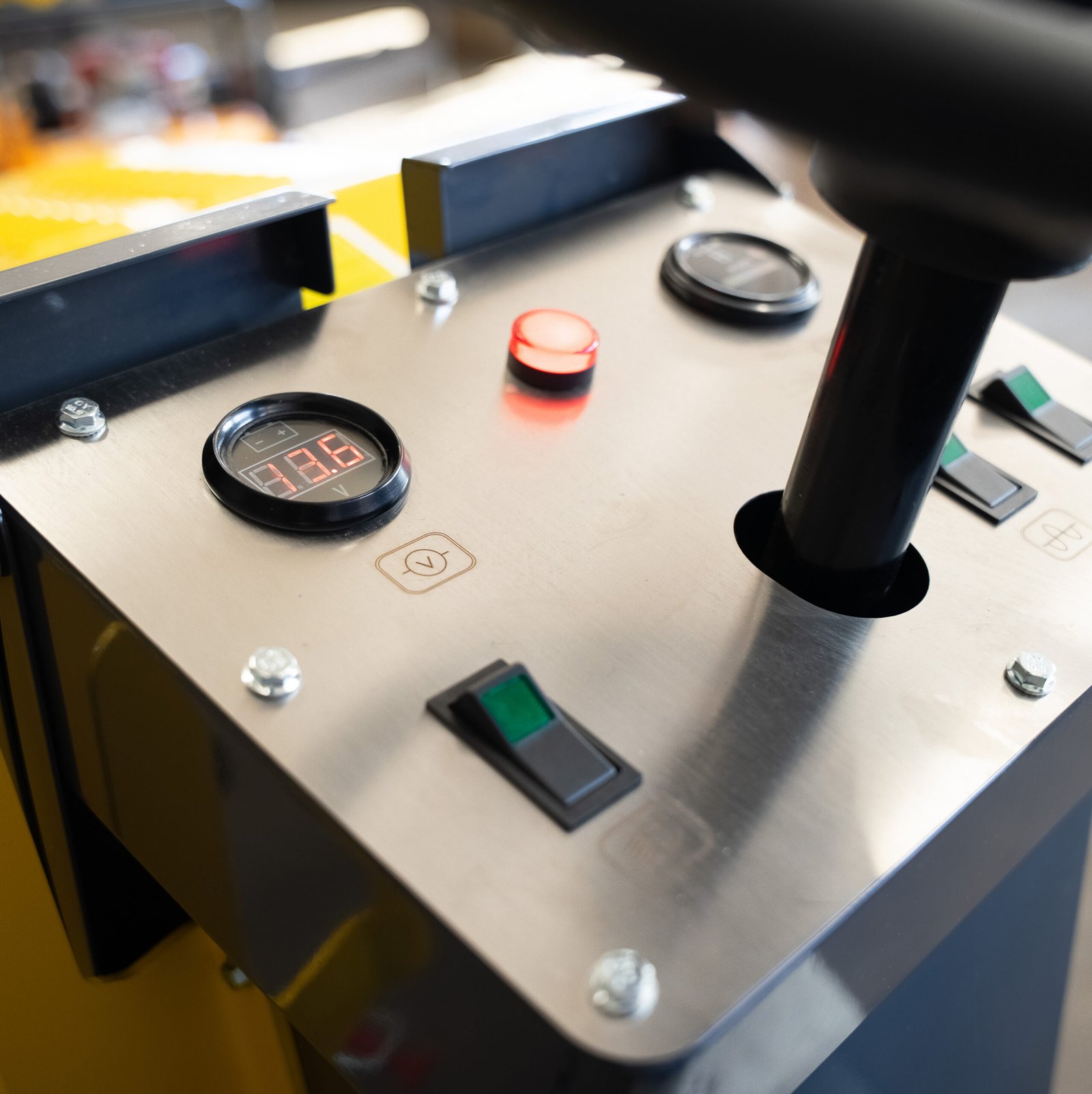 LIFTREX YF700S vibrovolas – valdymo pultas su indikatoriais ir jungikliais