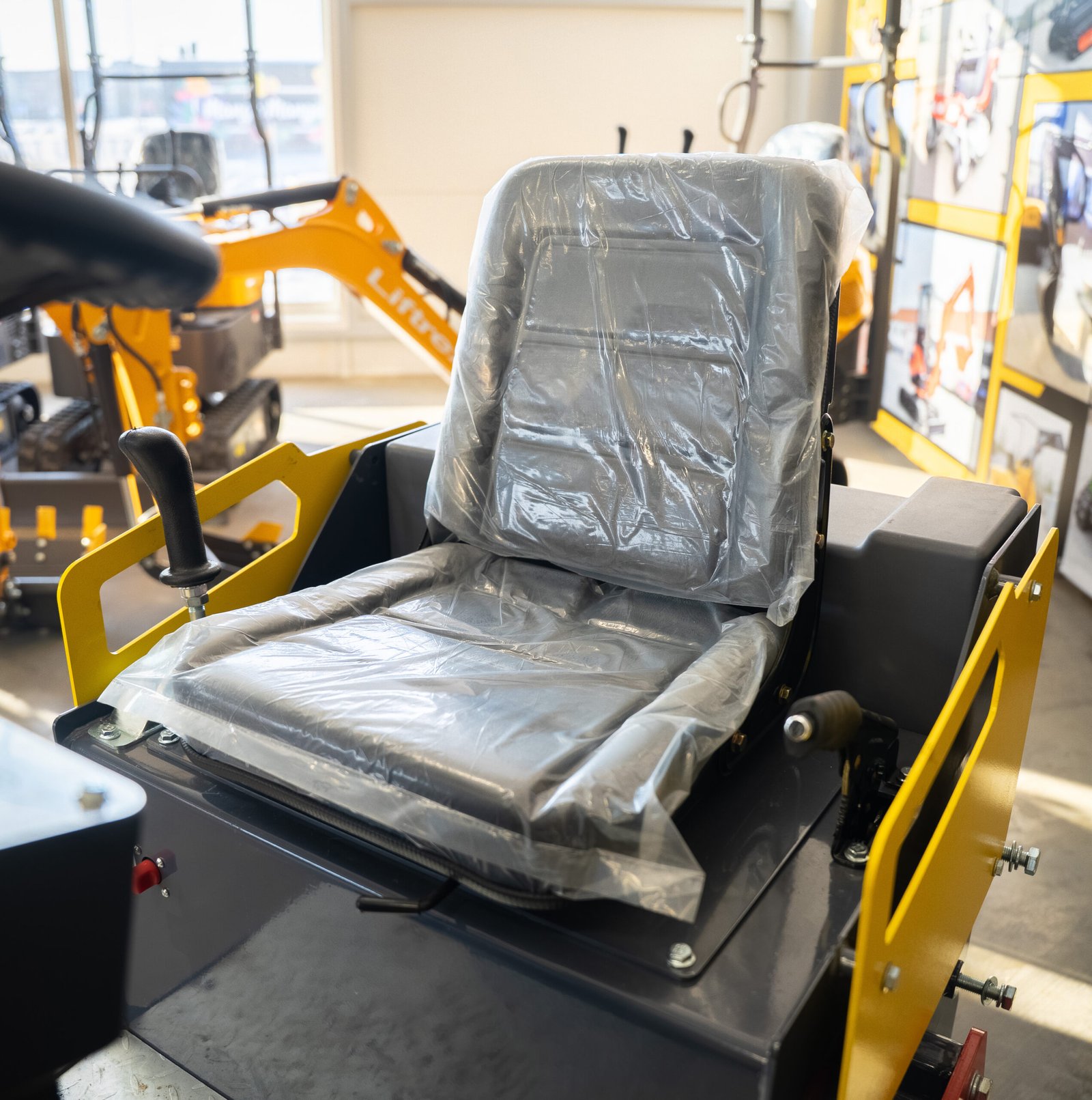 LIFTREX YF700S vibrovolas – operatoriaus sėdynė su apsauginėmis atramomis