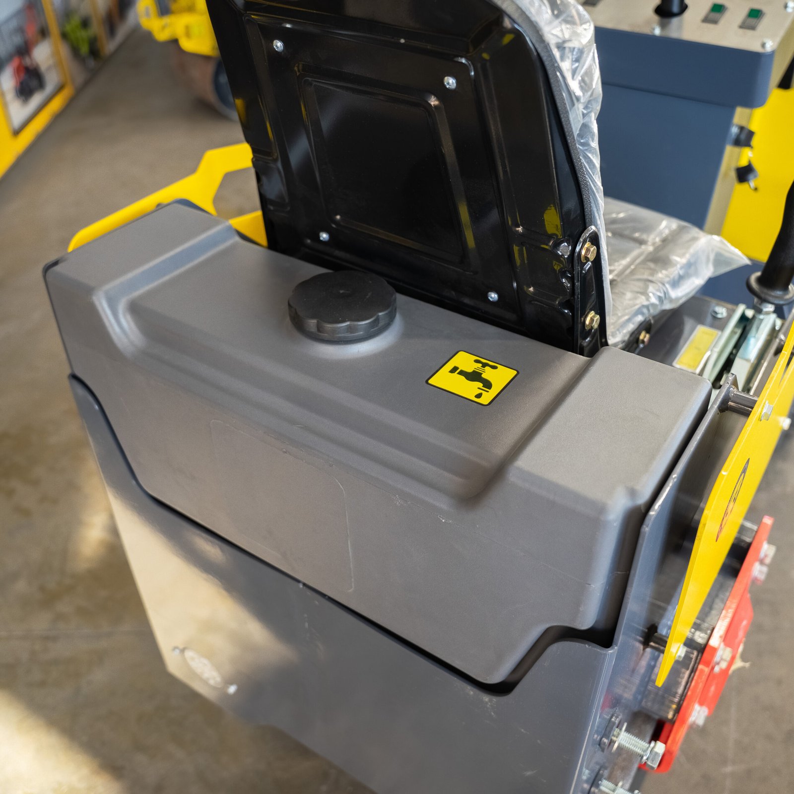 LIFTREX YF700S vibrovolas – kuro bako ir sėdynės mazgo detalė