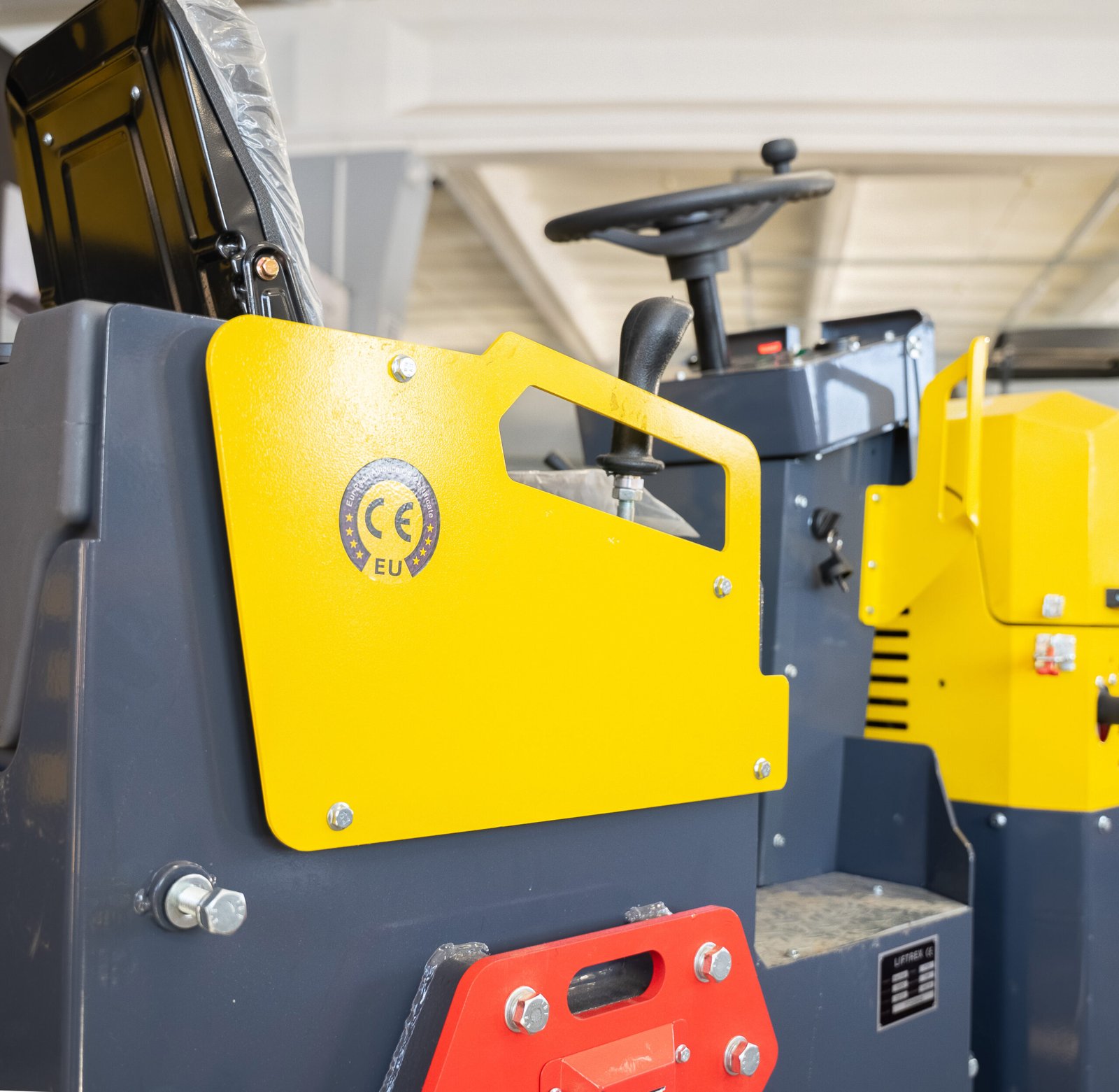 LIFTREX YF700S vibrovolas – CE sertifikavimo žyma ir šoninė apsauga