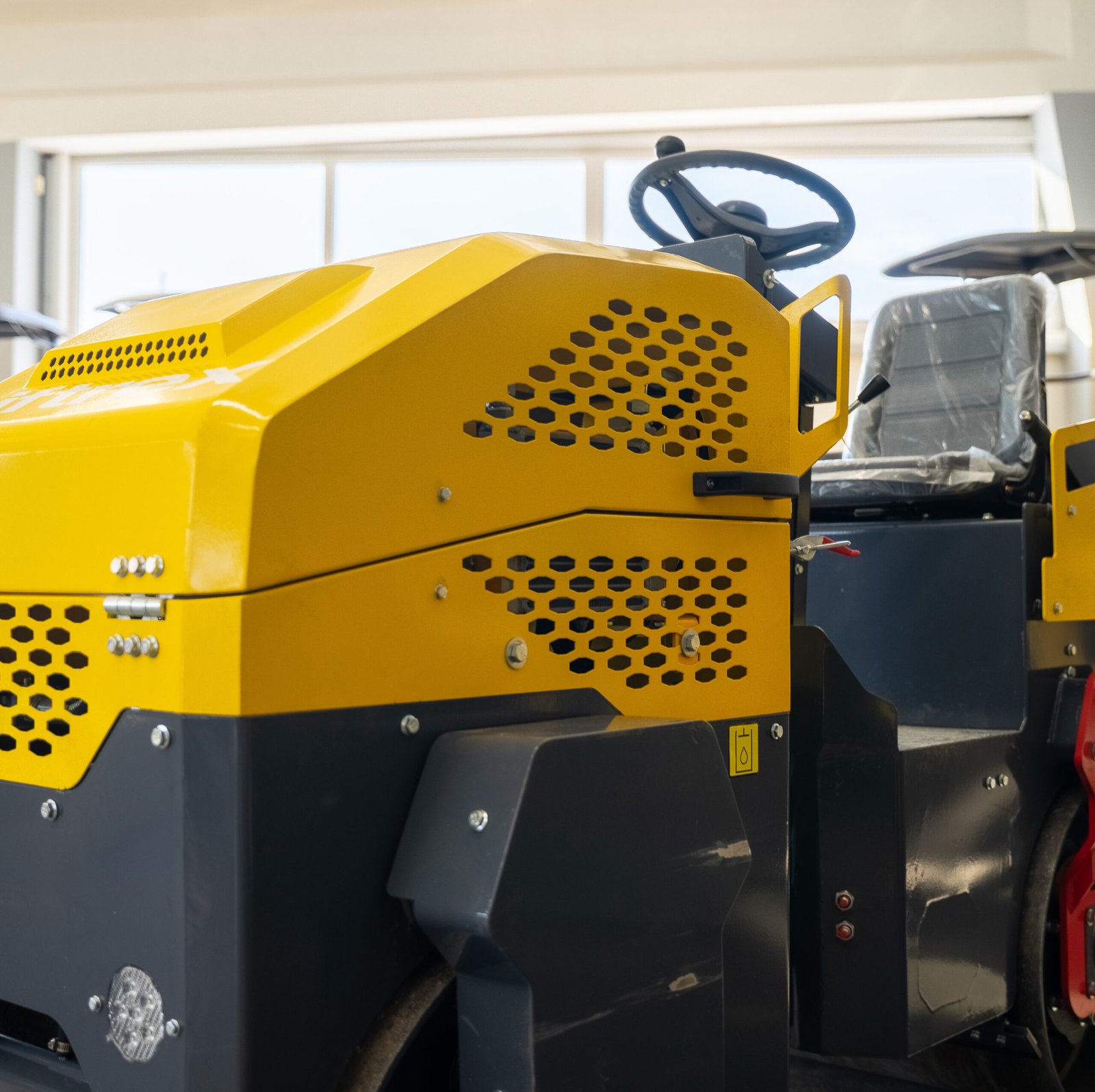 LIFTREX YF700S vibrovolas – variklio gaubtas su ventiliacijos angomis