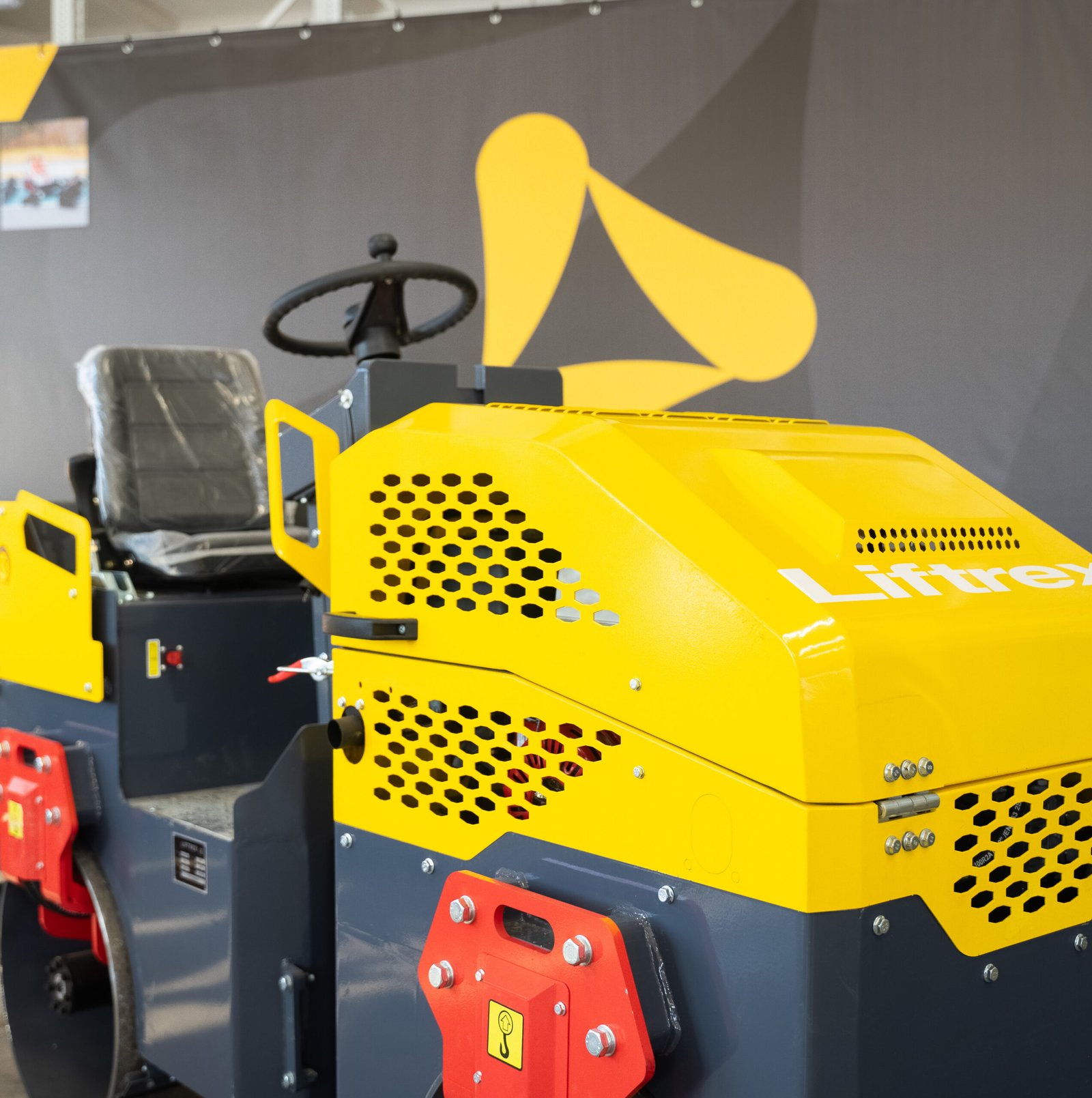 LIFTREX YF700S vibrovolas – operatoriaus sėdynė ir apsauginės rankenos