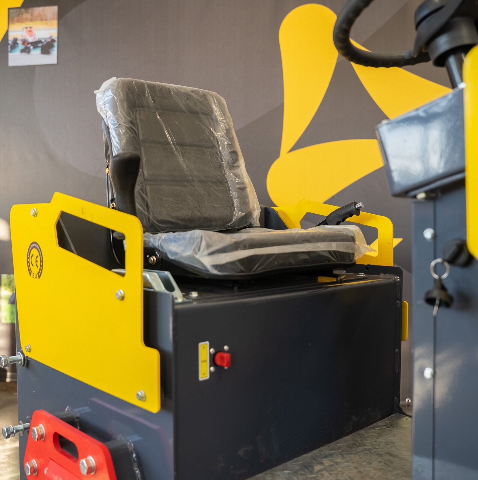 LIFTREX YF700S vibrovolas – galinis vaizdas su operatoriaus vieta