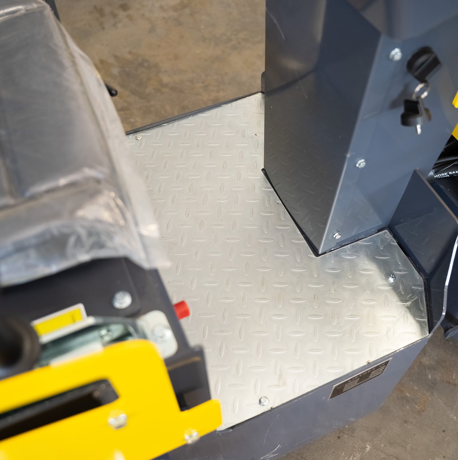 LIFTREX YF700S vibrovolas – metalinė platforma ir valdymo zona