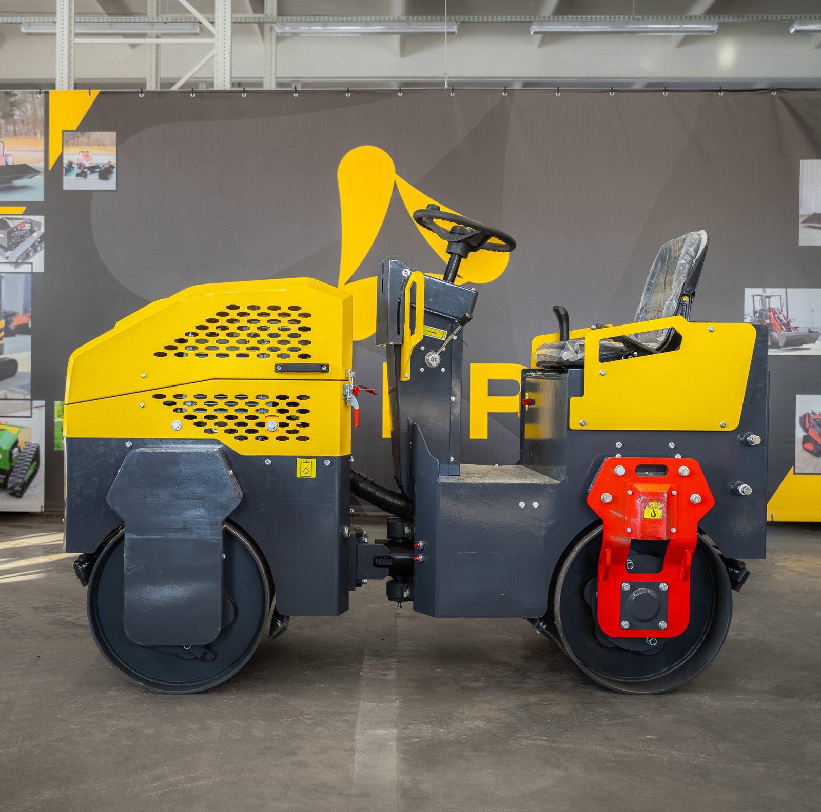 LIFTREX YF700S vibrovolas – šoninis vaizdas su operatoriaus vieta