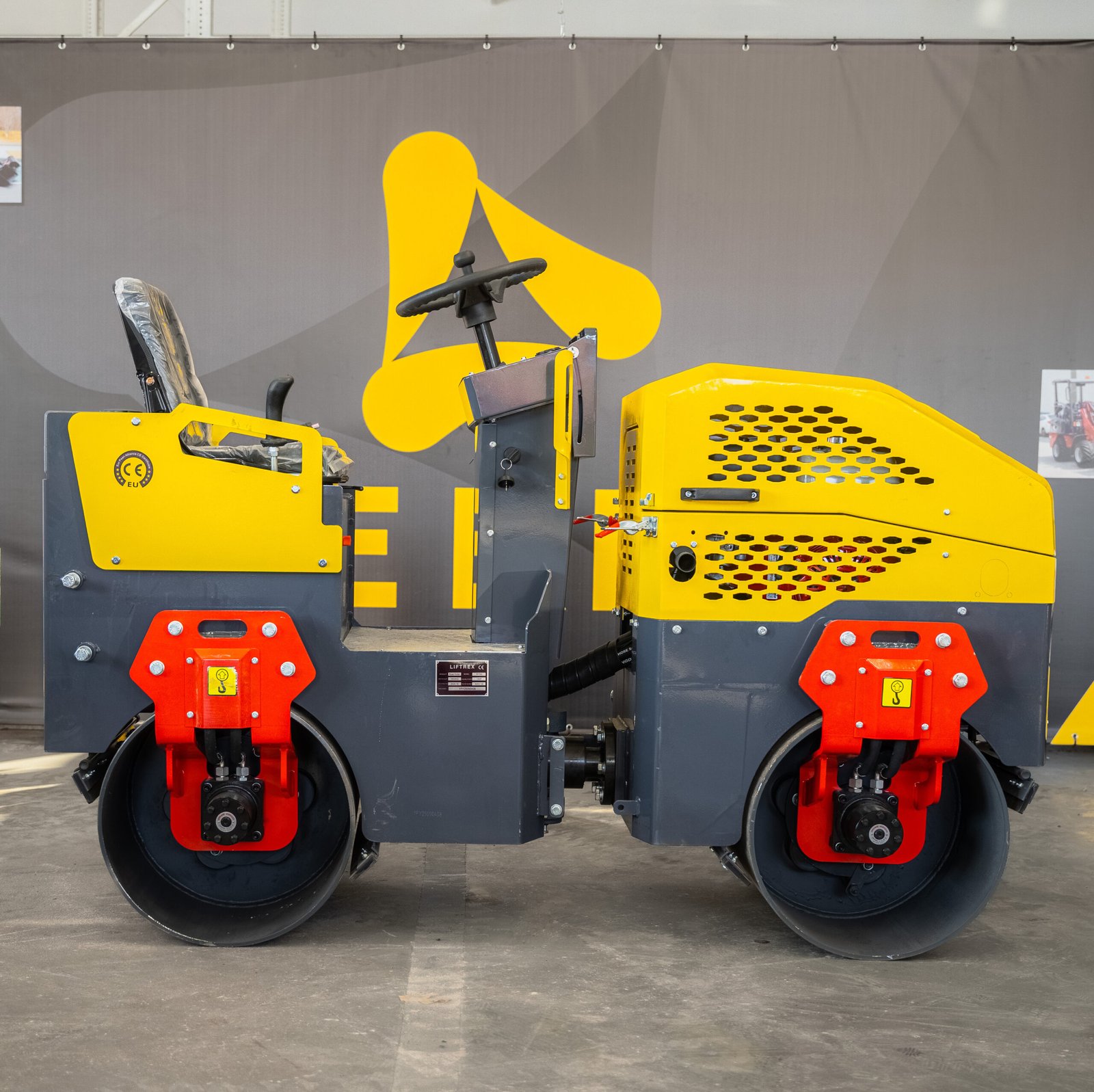 LIFTREX YF700S vibrovolas – šoninis profilis su hidraulinės sistemos tvirtinimais