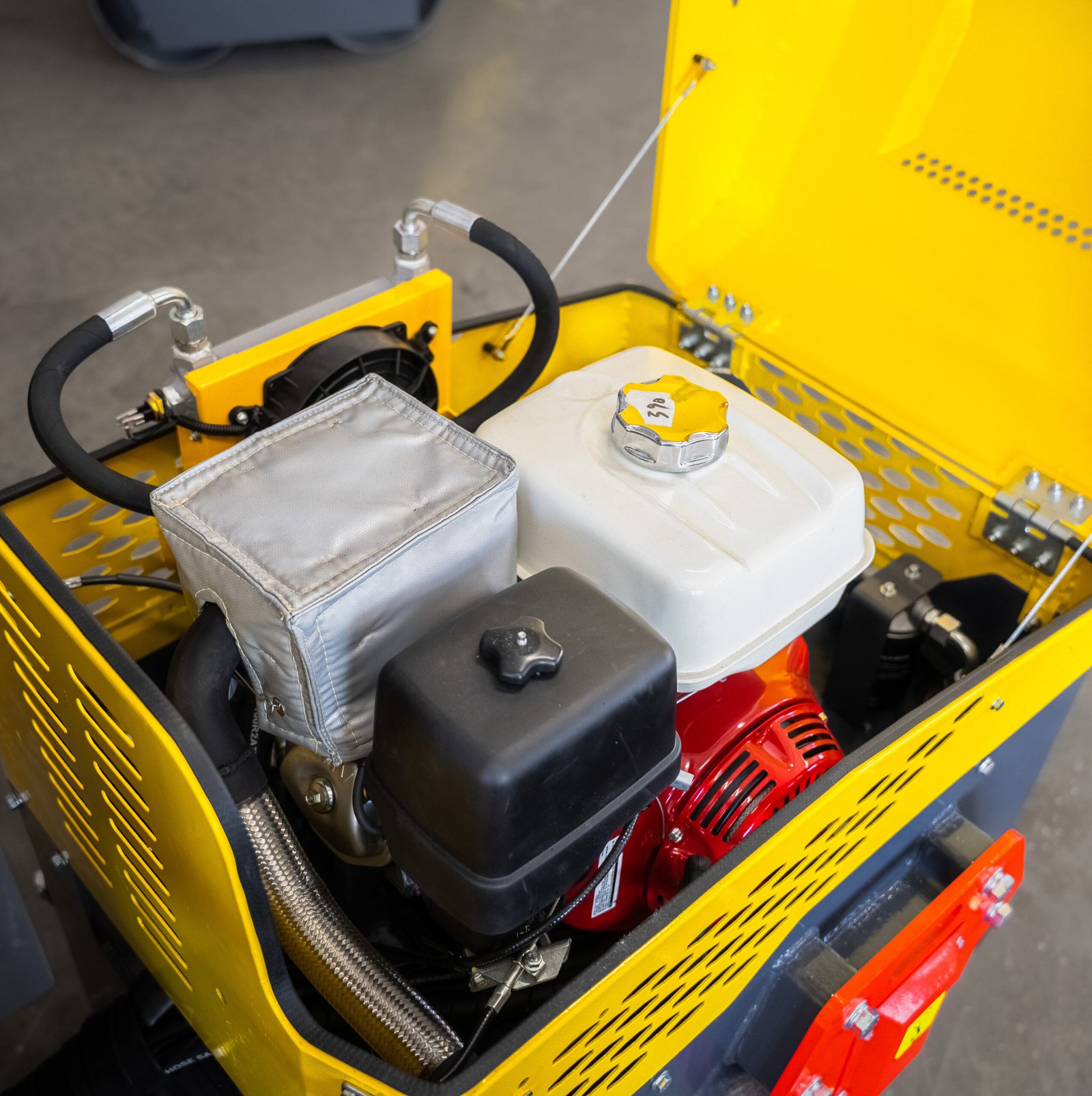 LIFTREX YF700S vibrovolas – pilnas šoninis vaizdas su Honda GX390 varikliu