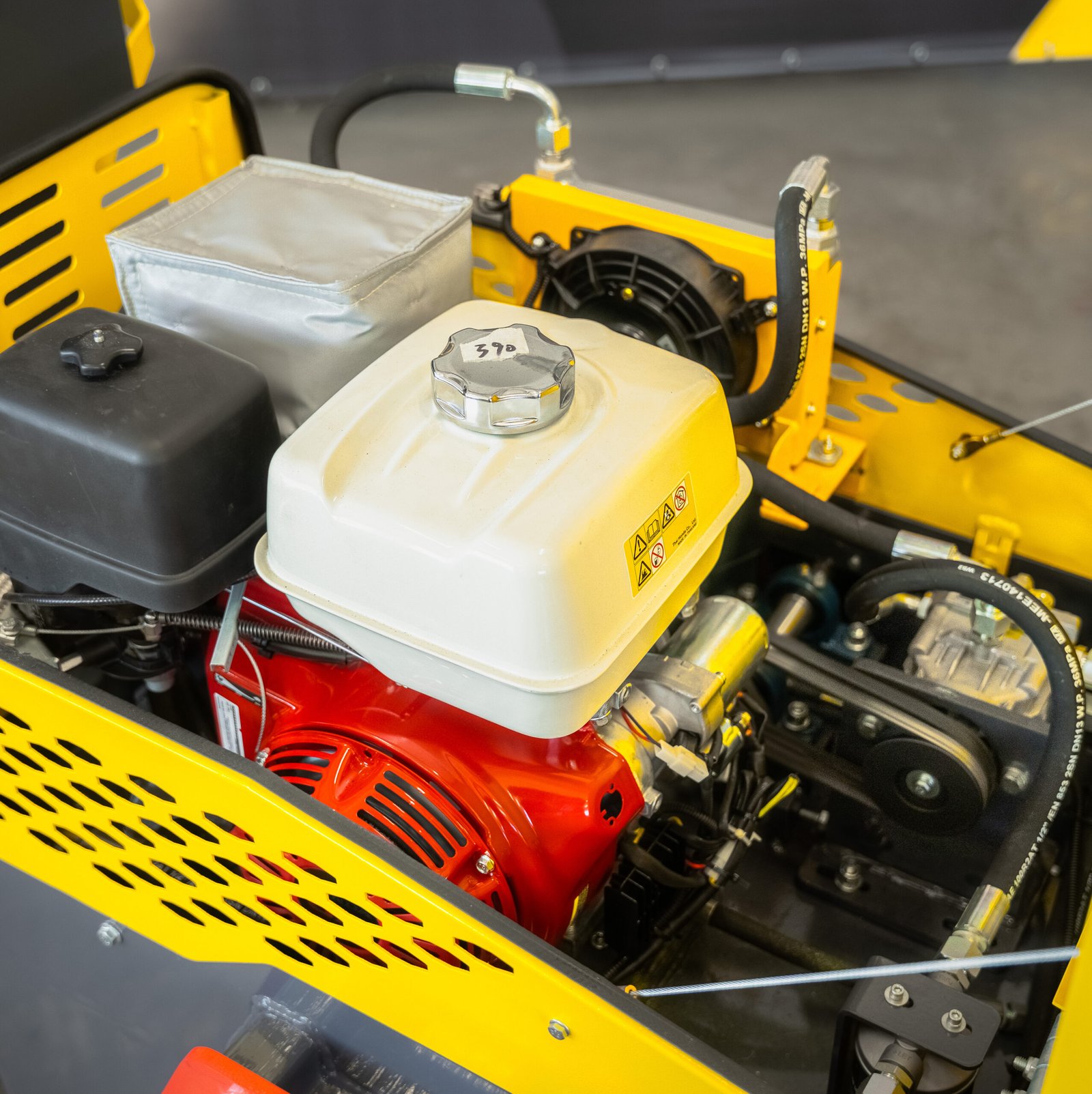 LIFTREX YF700S vibrovolas – pilnas šoninis vaizdas su Honda GX390 varikliu