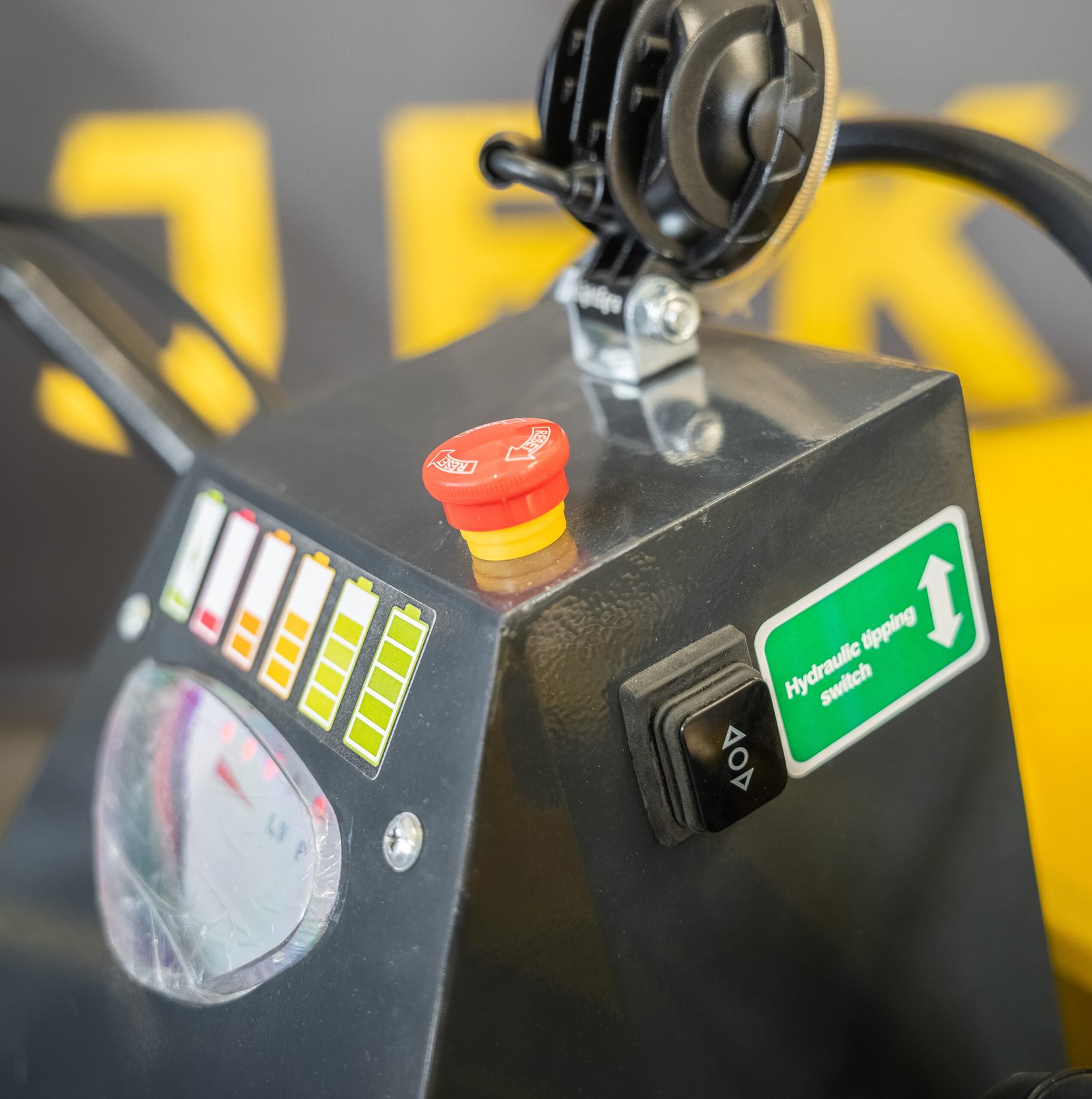 elektrinio dumperio LIFTREX 650Y valdymas ir konstrukcija valdymas-skydelis