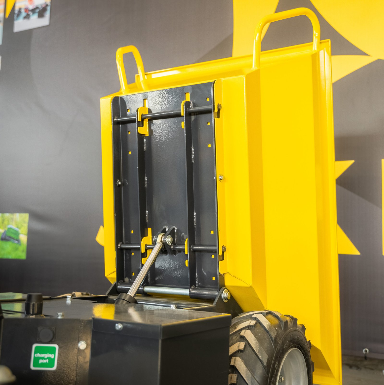 elektrinio dumperio LIFTREX 650Y valdymas ir konstrukcija pakeltas