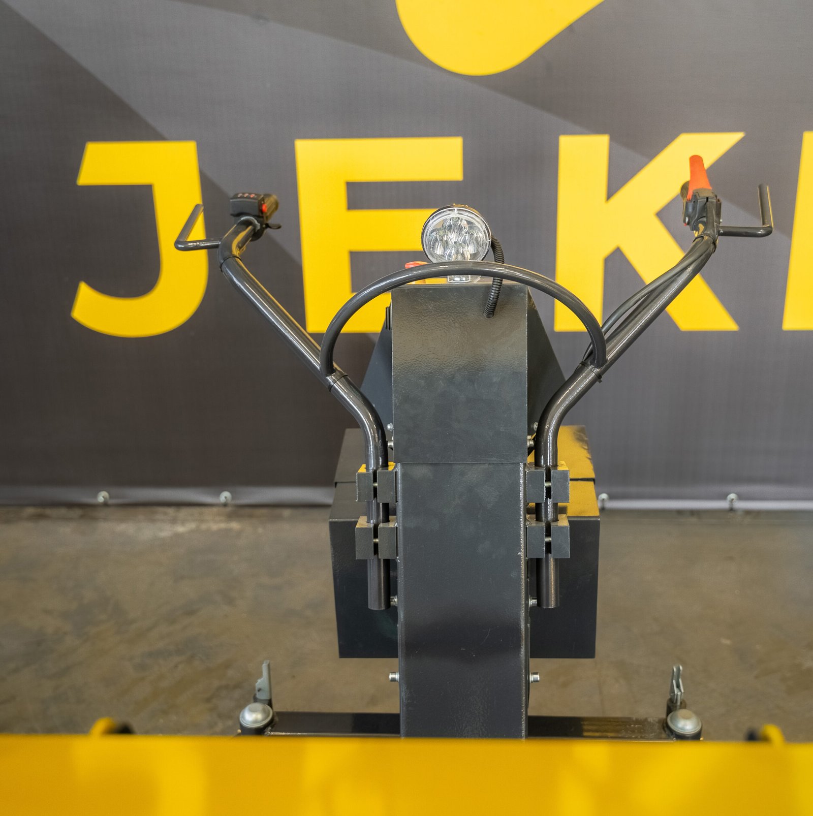 elektrinis dumperis LIFTREX 650Y stabiliai važiuojantis nelygiose vietose valdymo svirtys